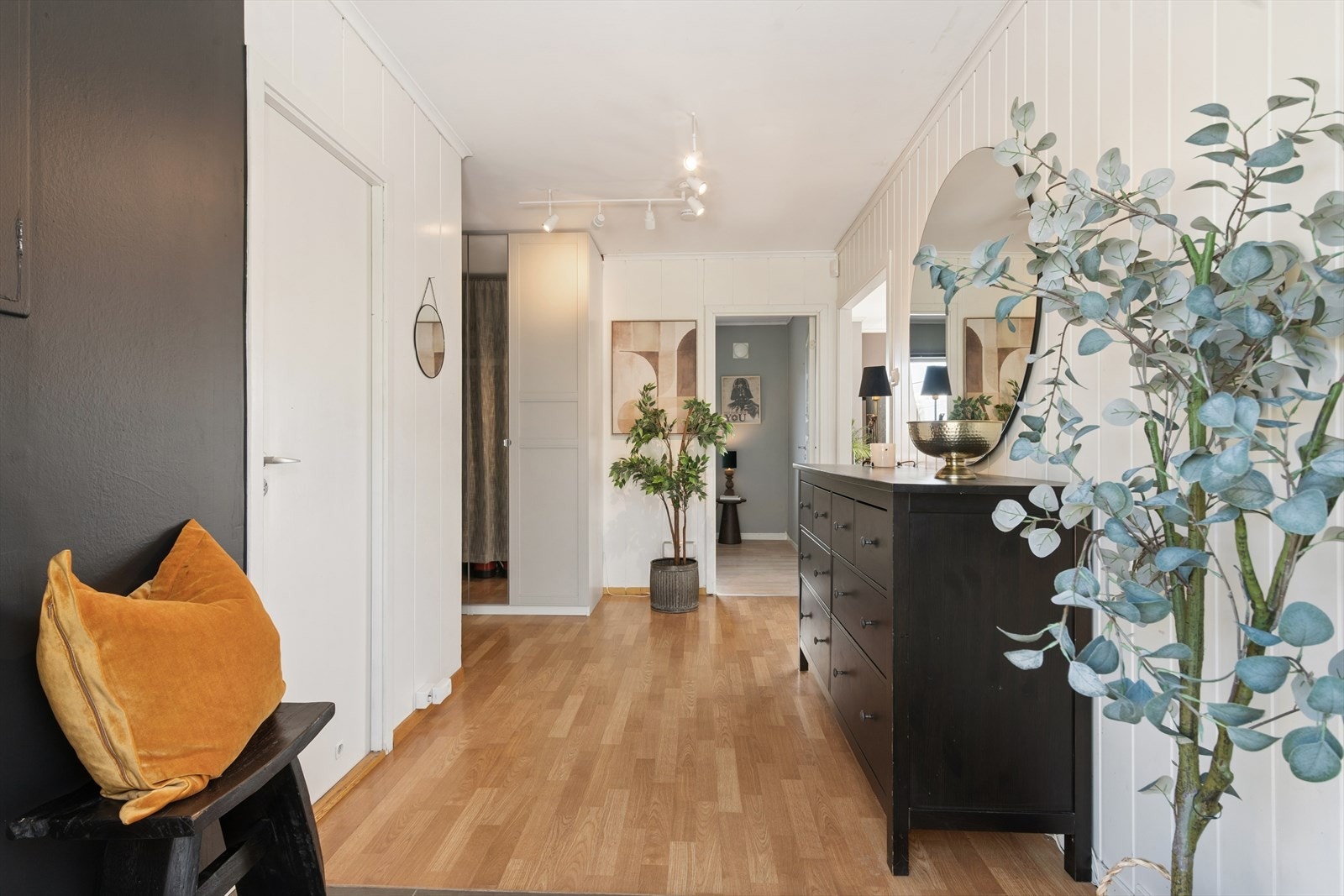 Entréen er romslig og leder videre inn til boligens oppholdsrom og soveromsavdeling. Galleribilde