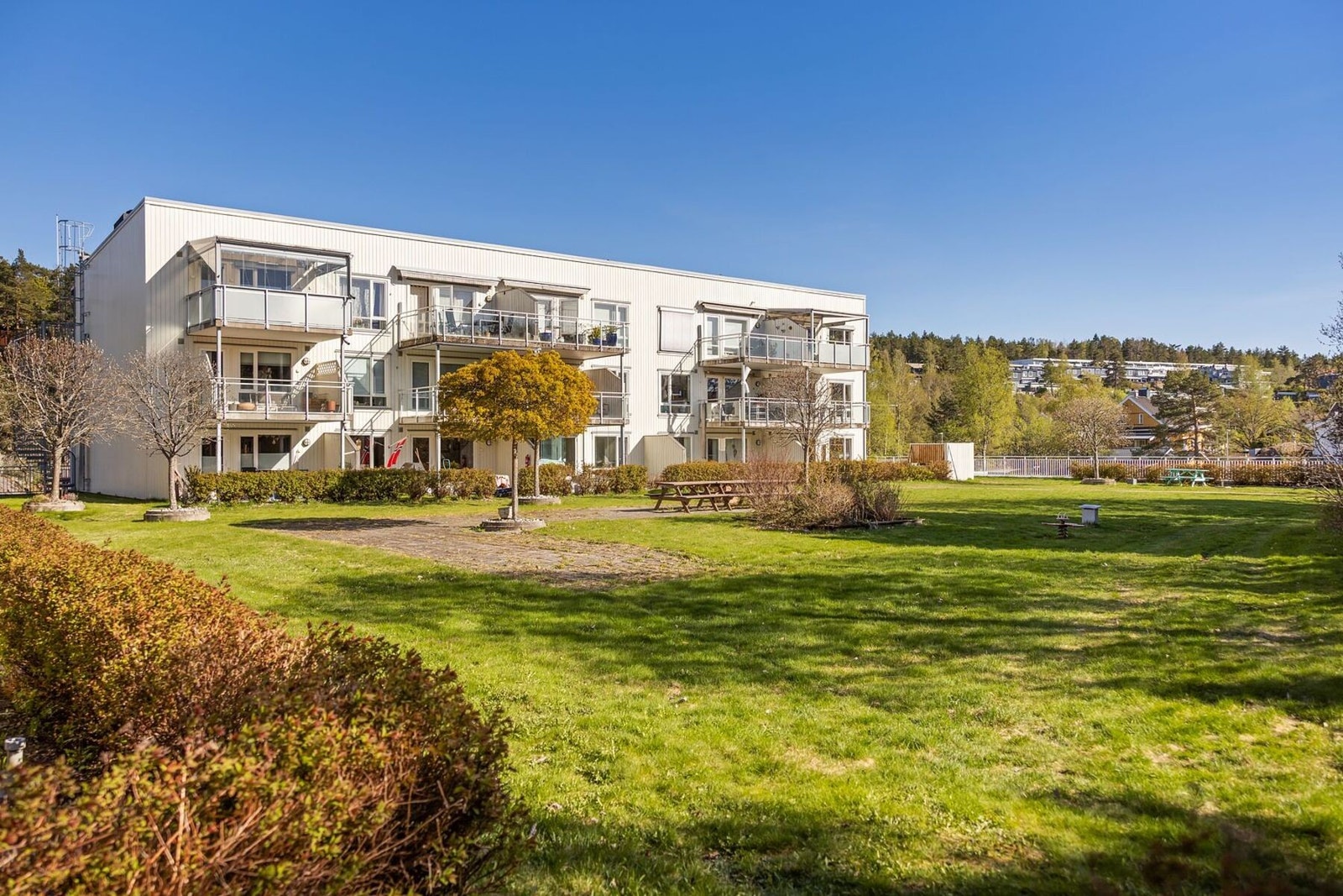 Dette er en bolig som passer perfekt for både familier, par og voksne som ønsker en lettstelt og romslig leilighet med nærhet til både servicetilbud og fantastiske friluftsområder. Galleribilde