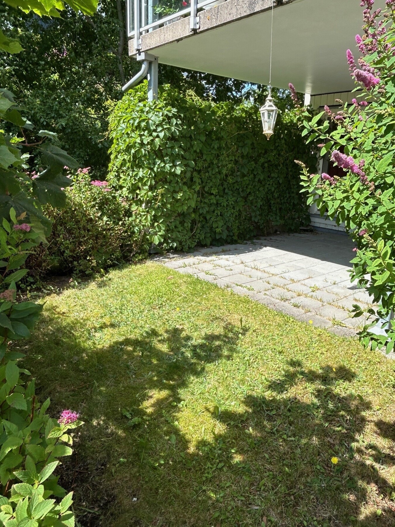 Her bor du komfortabelt med gode solforhold, store vindusflater i tre himmelretninger og en lun, sydvestvendt markterrasse hvor privatlivet er ivaretatt og solen kan nytes. Galleribilde