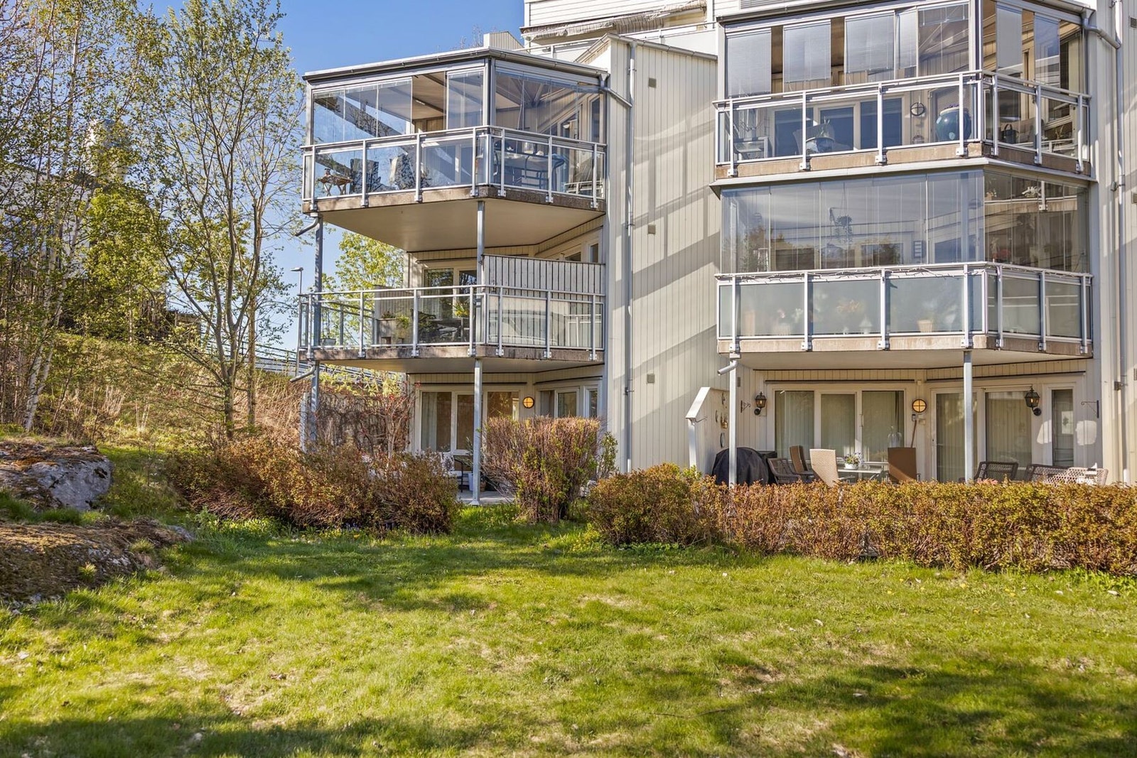 Markterrassen vender mot rolige omgivelser og blir en naturlig forlengelse av stuen i sommerhalvåret - perfekt for både avslapning, grilling og hyggelige kvelder i solen. Galleribilde