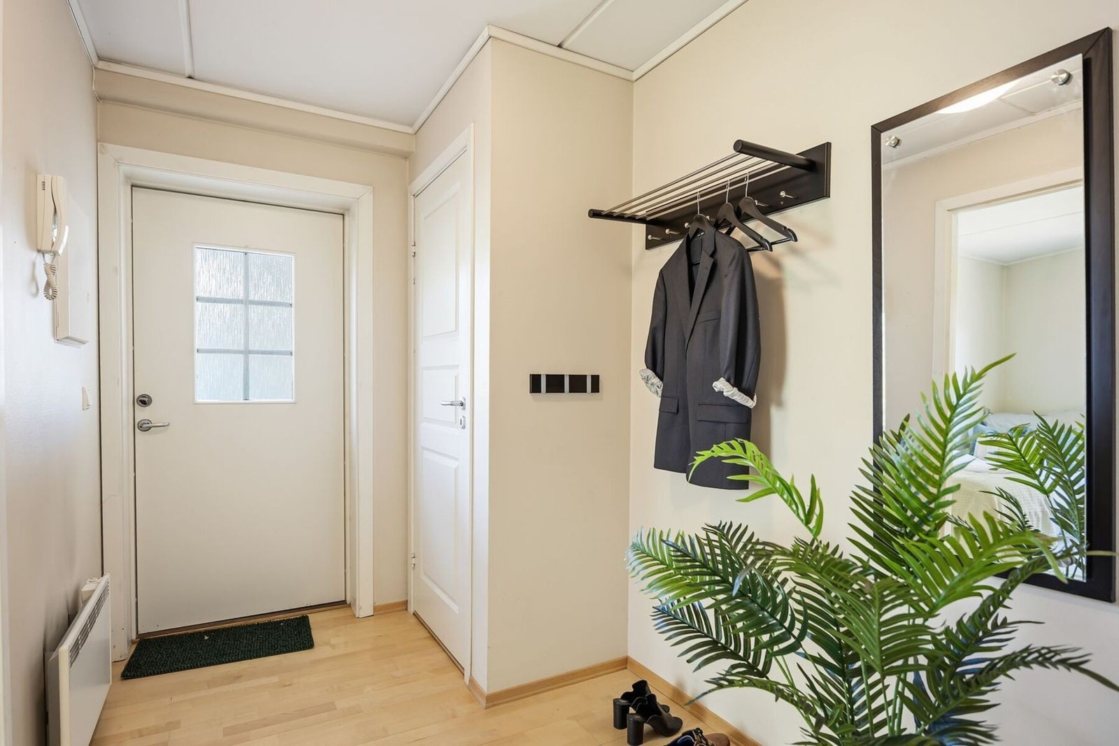 Velkommen inn! Entréen gir et lyst og hyggelig førsteinntrykk av boligen, med en praktisk planløsning og god plass til oppbevaring av yttertøy og sko Galleribilde