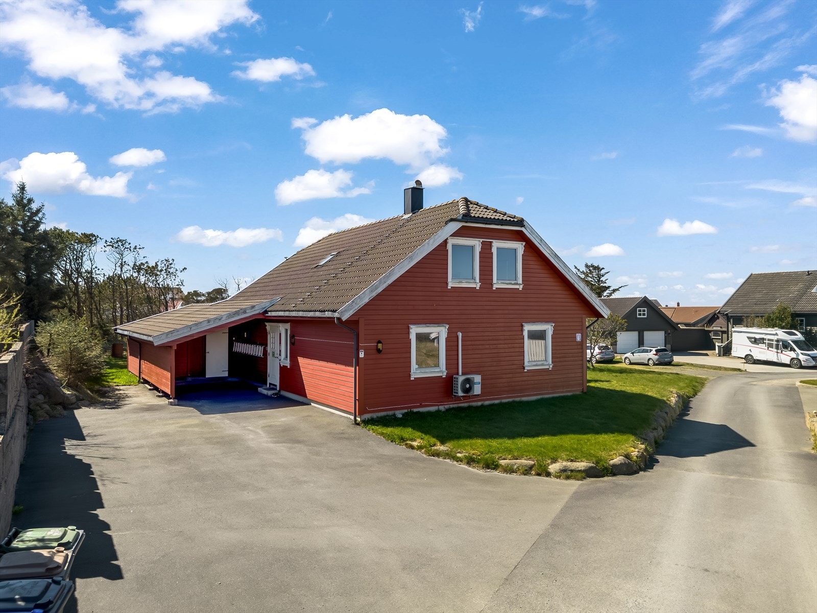 Asfaltert tun med biloppstillingsplasser, samt carport Galleribilde