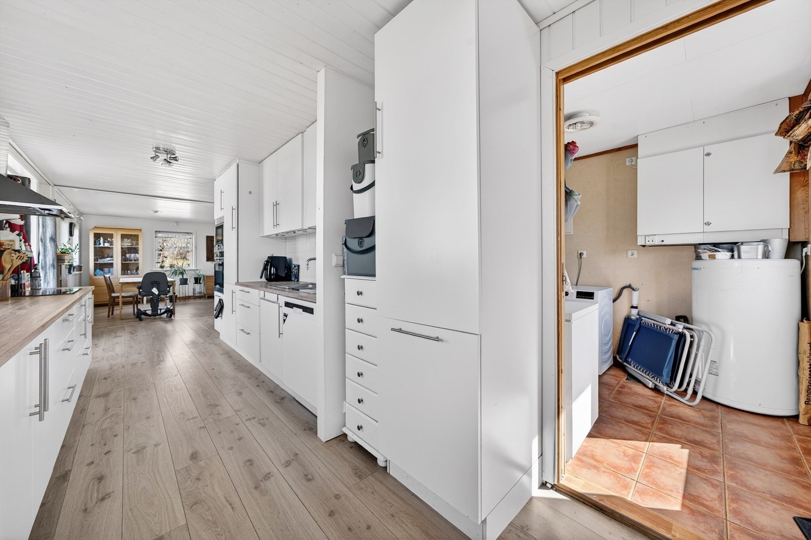 Vaskerom med biinngang i forbindelse med kjøkkenet. Galleribilde