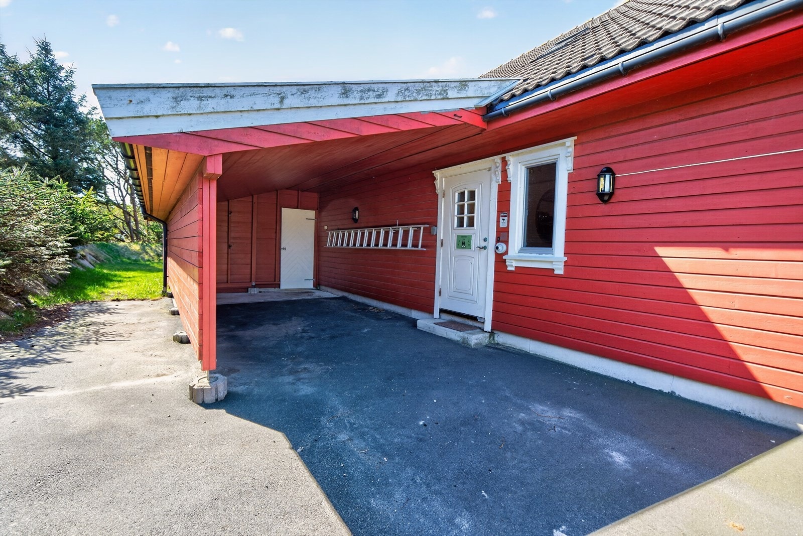 Carport med plass til en bil, samt inngang til boden i bakkant. Galleribilde