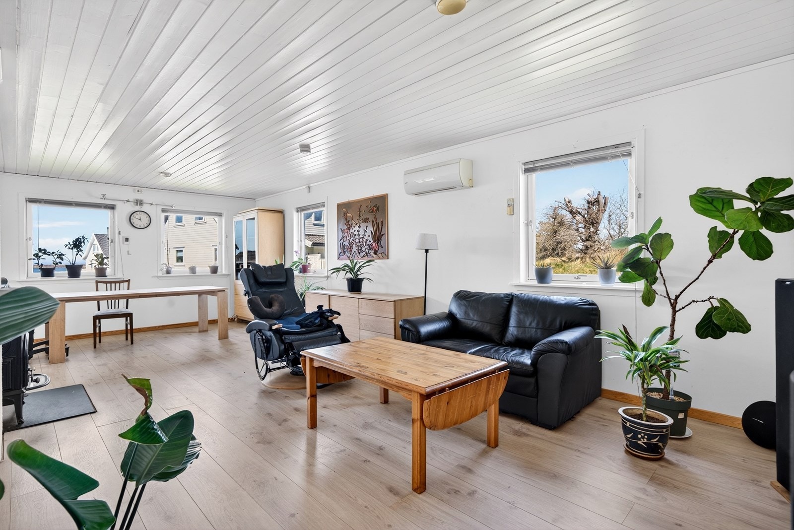 Trivelig stue med plass til både sofamøbler og spisegruppe Galleribilde