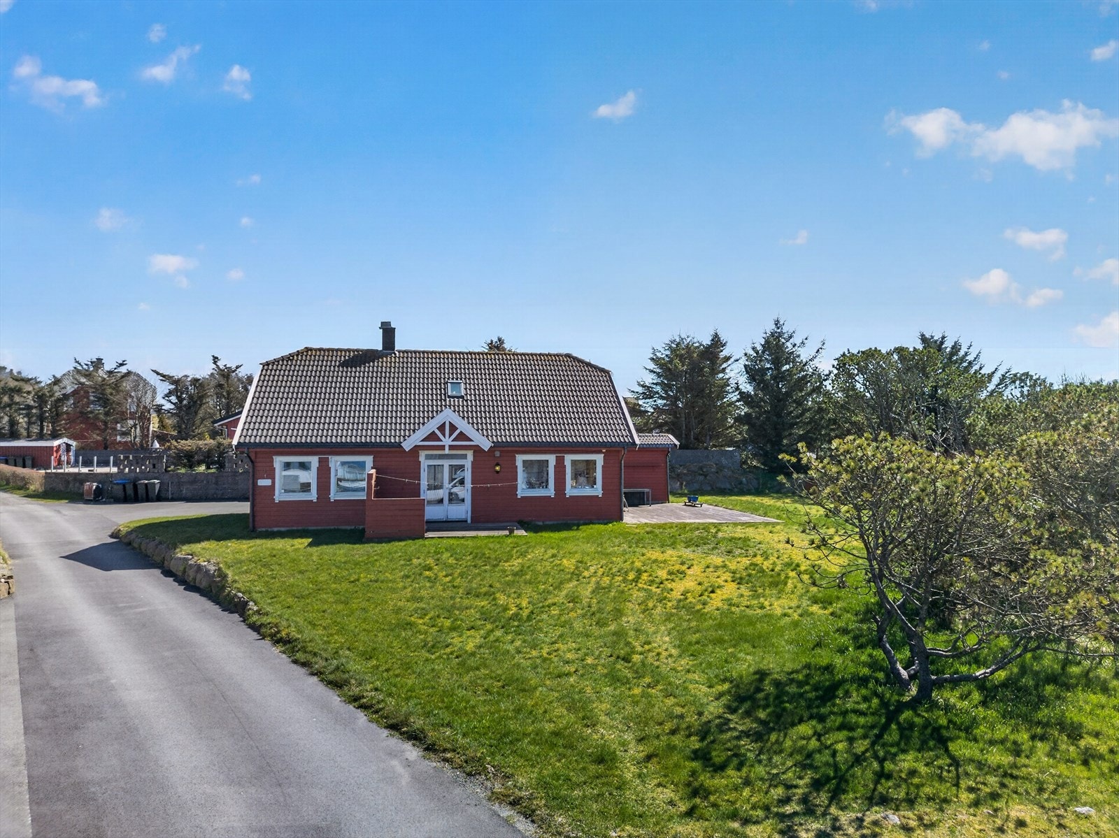 Boligen har opparbeidet hage med flat plen med boltreplass. Galleribilde