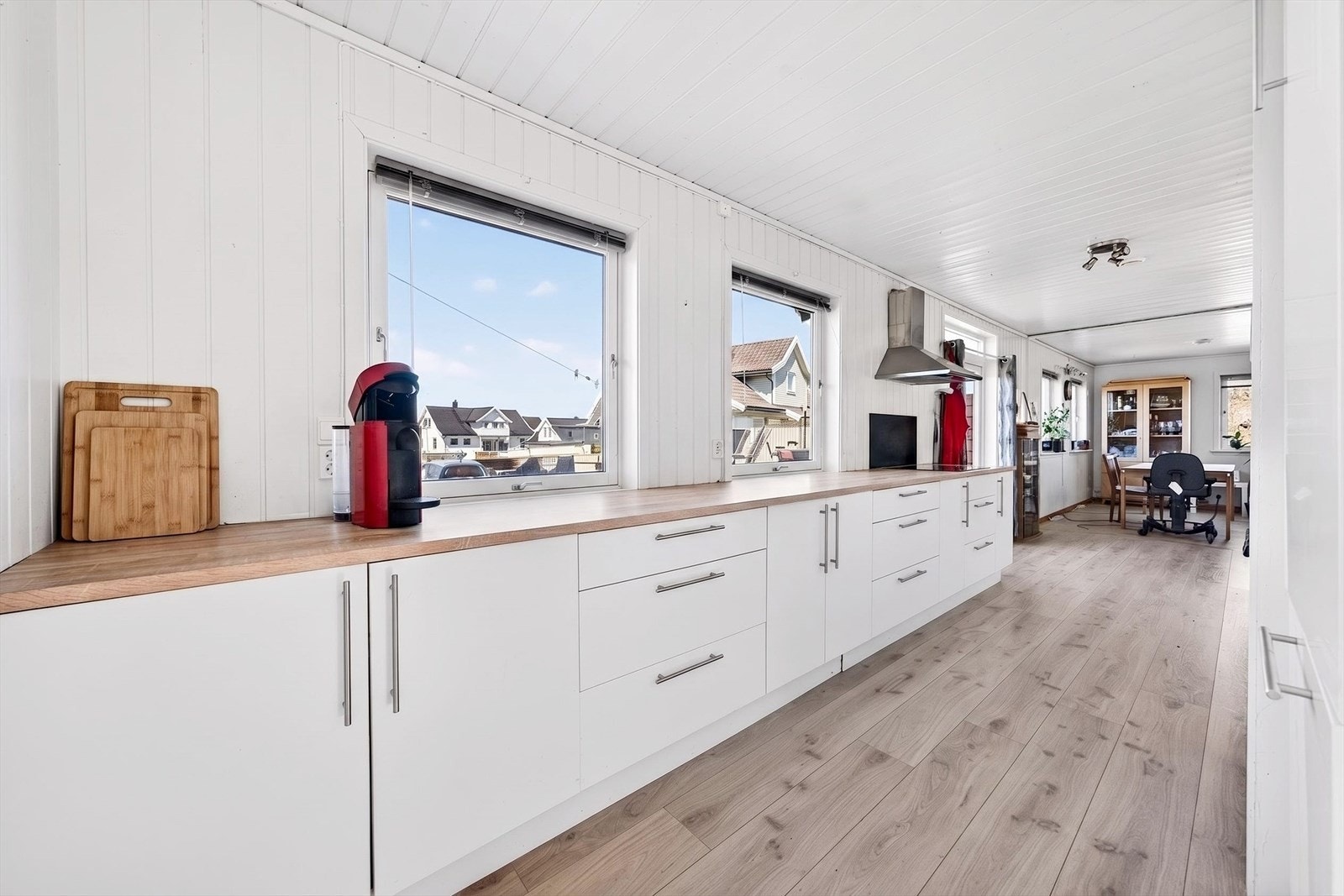 Lys kjøkkeninnredning med god benk- og skuffeplass. Galleribilde