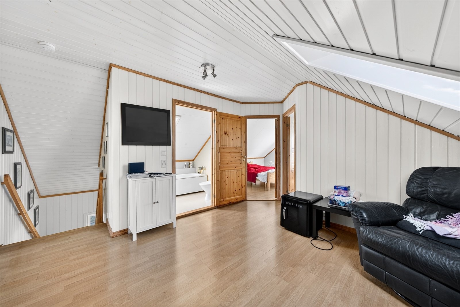 Boligen har en koselig loftsetasje med fire soverom, bad og loftstue. Galleribilde
