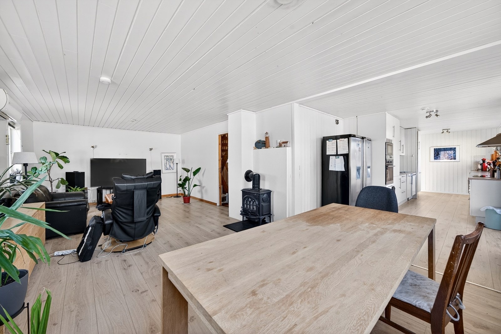 Boligen har åpen stue- og kjøkkenløsning. Galleribilde