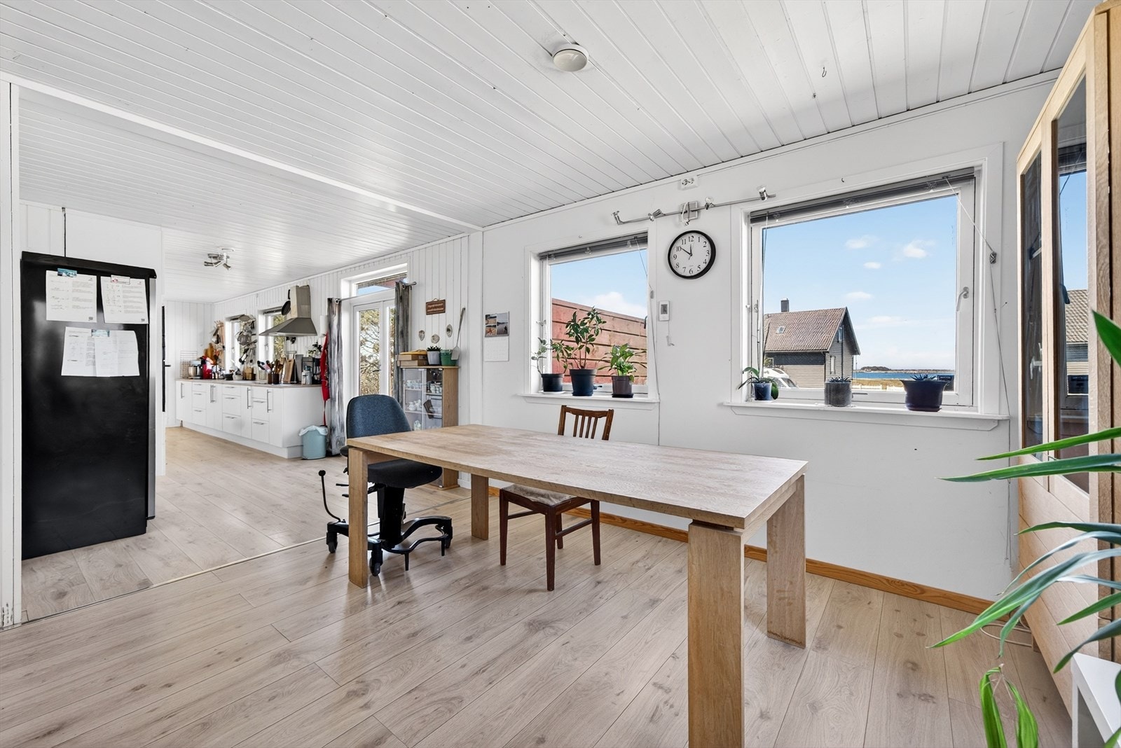 Fra kjøkkenet er det utgang til solrik uteplass. Galleribilde