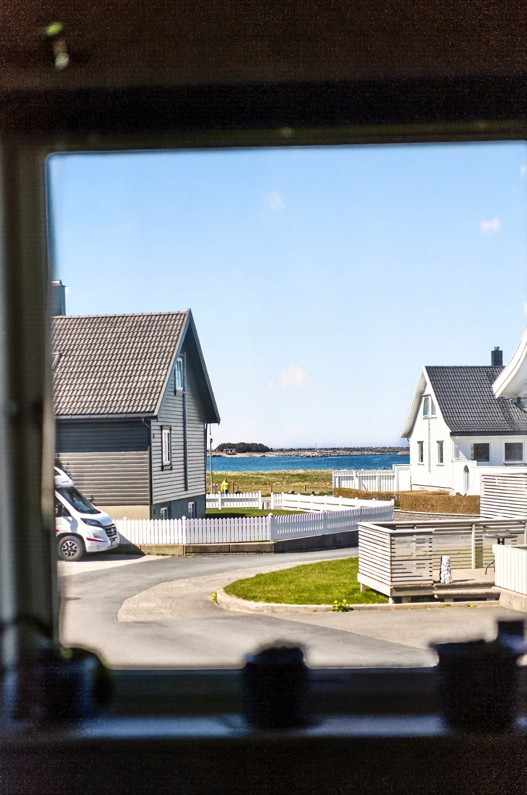 Fra stua har man fin utsikt mot moloen og sjøen. Galleribilde