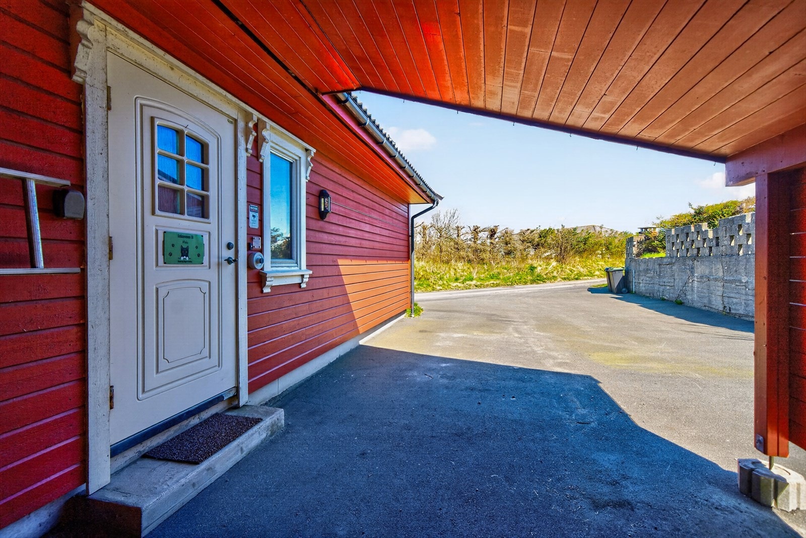 Overbygd inngangsparti og carport - Velkommen inn. Galleribilde