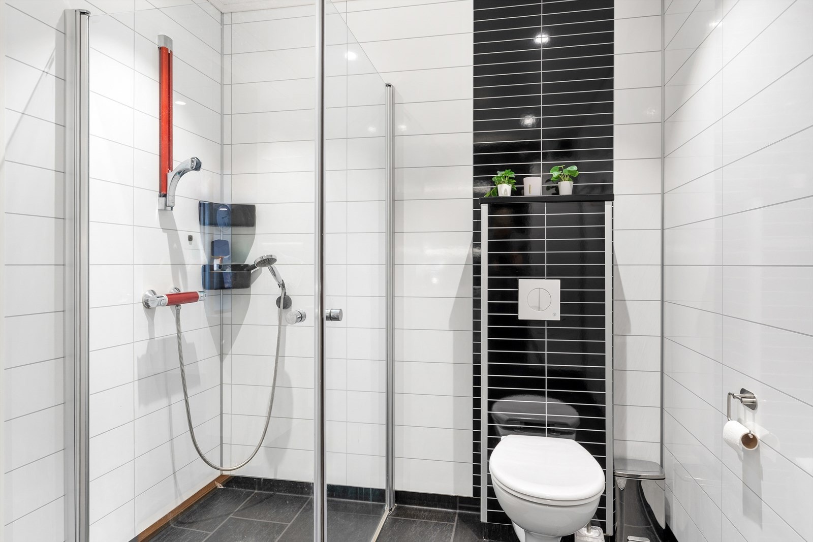 Praktisk dusjhjørne med innfellbare vegger. Badet har baderomsplater på veggene og vinylbelegg på gulvet. Galleribilde