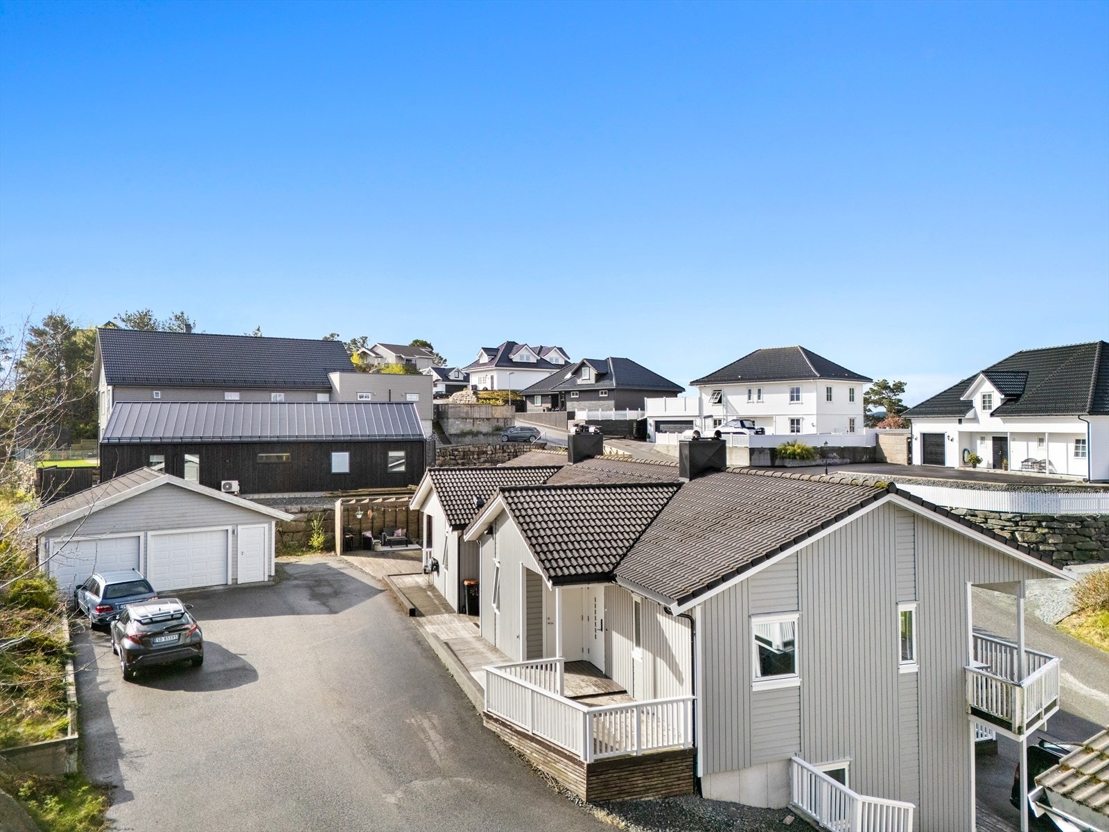 Boligen ligger i et veletablert og barnevennlig boligområde på Rubbestadneset. Galleribilde