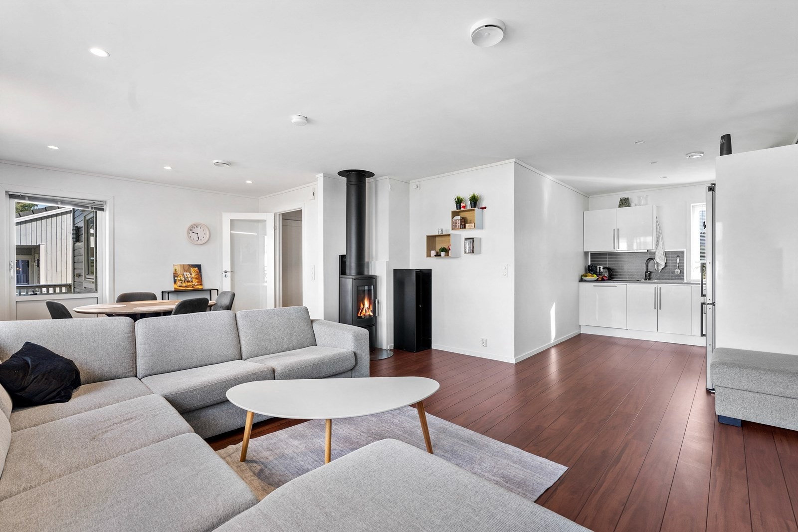 Dette er en lettstelt 3-roms leilighet med åpen stue- og kjøkkenløsning, trappefri adkomst og egen garasje. Galleribilde