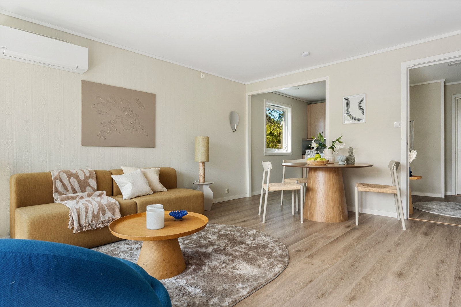 - Stue med god plass til salongdel og spisebord - Galleribilde