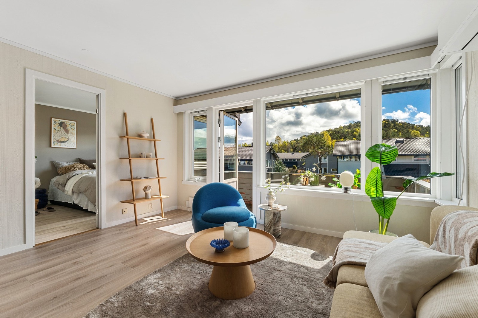 - Lys og trivelig stue med flott laminat gulv - Galleribilde