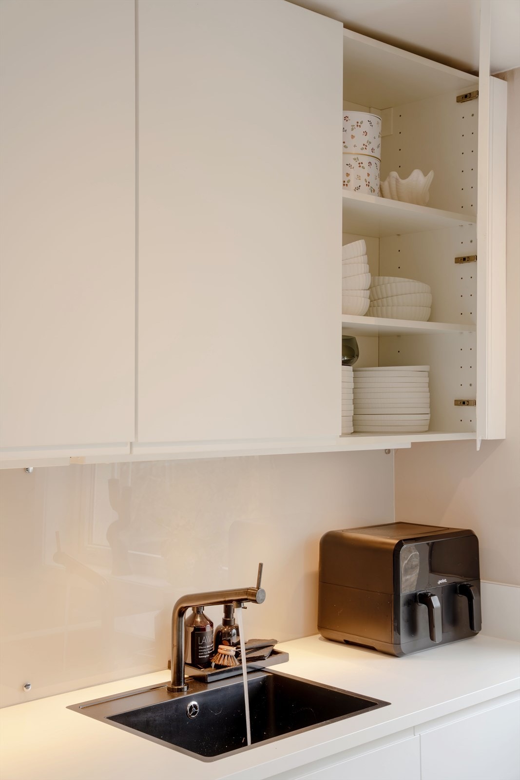 Romslige overskap gir god plass til servise og kjøkkenutstyr. Galleribilde