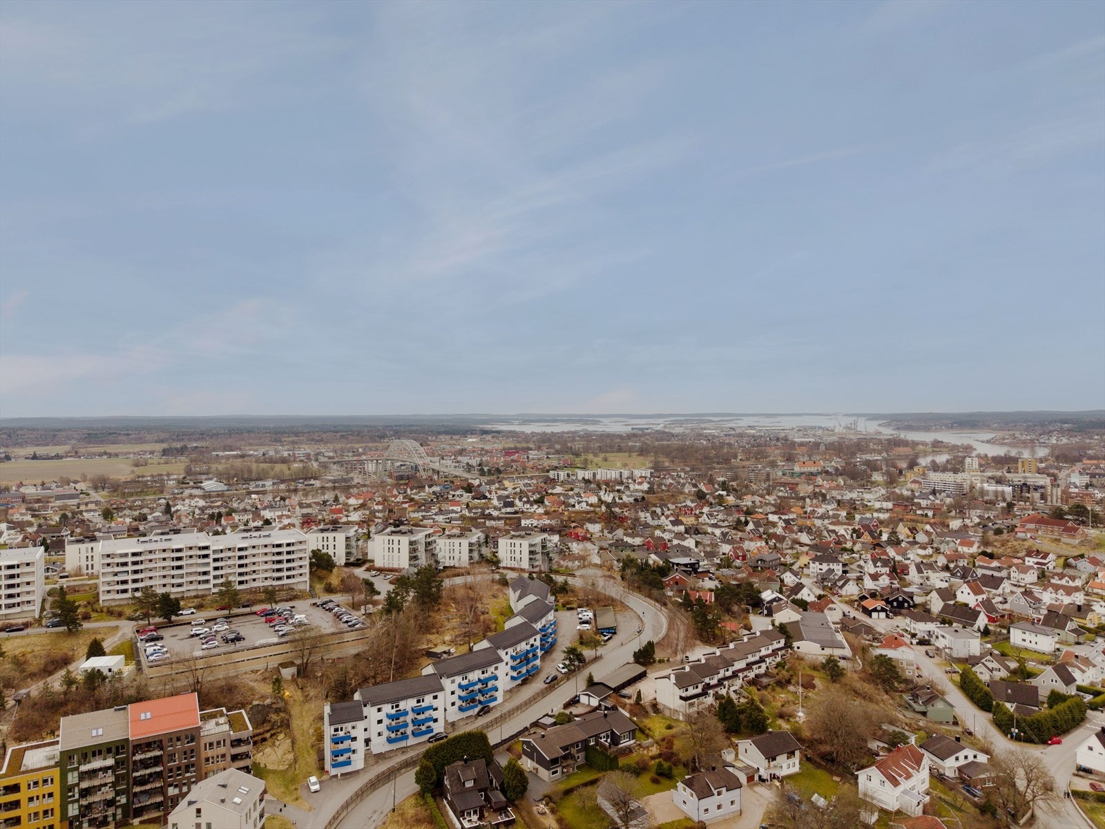 Kollektivtilbudet er også lett tilgjengelig, med bussholdeplass kun fire minutters gange unna og Fredrikstad stasjon cirka elleve minutter til fots. Galleribilde