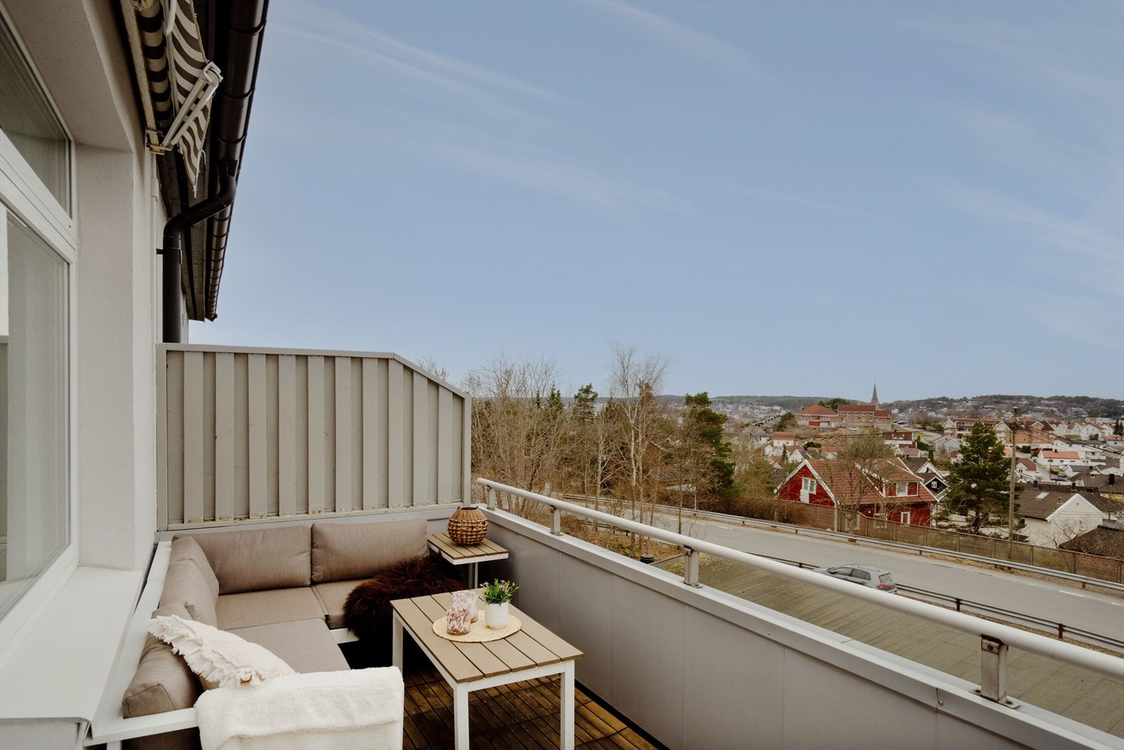 Dette er en gjennomgående 3-romsleilighet i 3.etg med høy og usjenert beliggenhet med fantastisk utsikt. Galleribilde