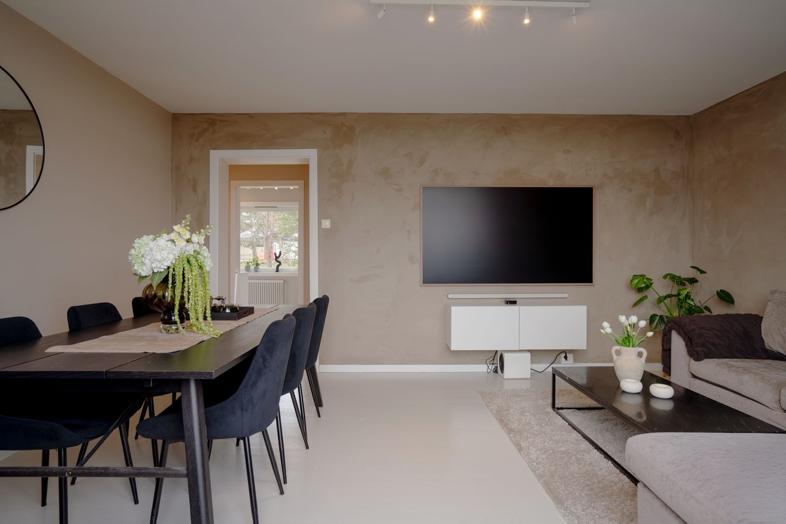 Stuen er romslig og enkel å møblere. Rommet har en hyggelig atmosfære med to stilfulle kontrastvegger og malt gulv som gir et moderne uttrykk. Galleribilde