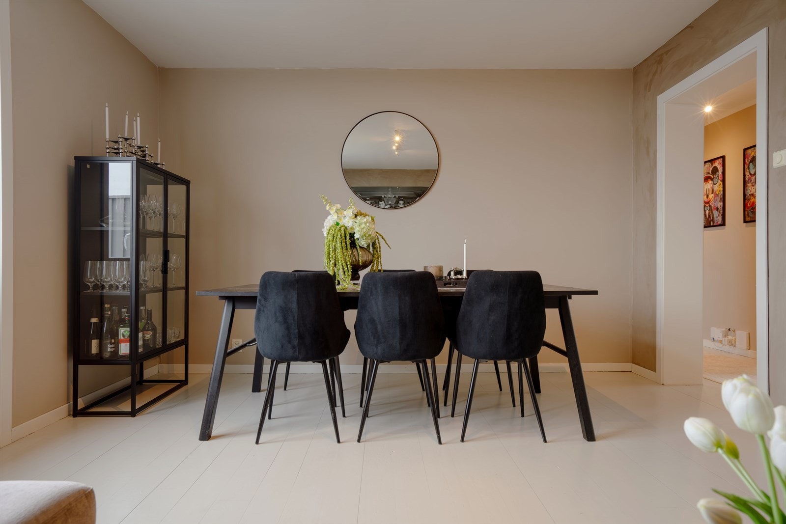 Rommet har god plass til et langbord for sosiale sammenkomster samt hyggelig sofakrok. Galleribilde
