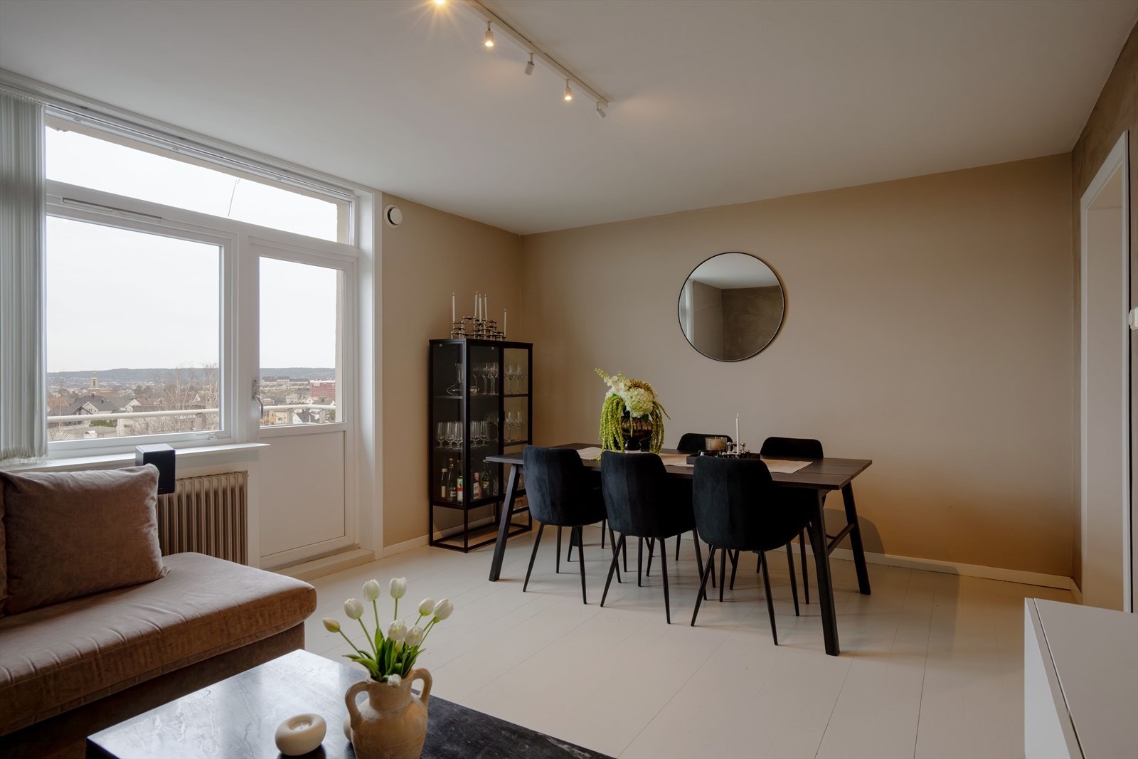 Fra stuen er det direkte utgang til balkongen, som fungerer som en naturlig forlengelse av oppholdsrommet i sommerhalvåret. Galleribilde