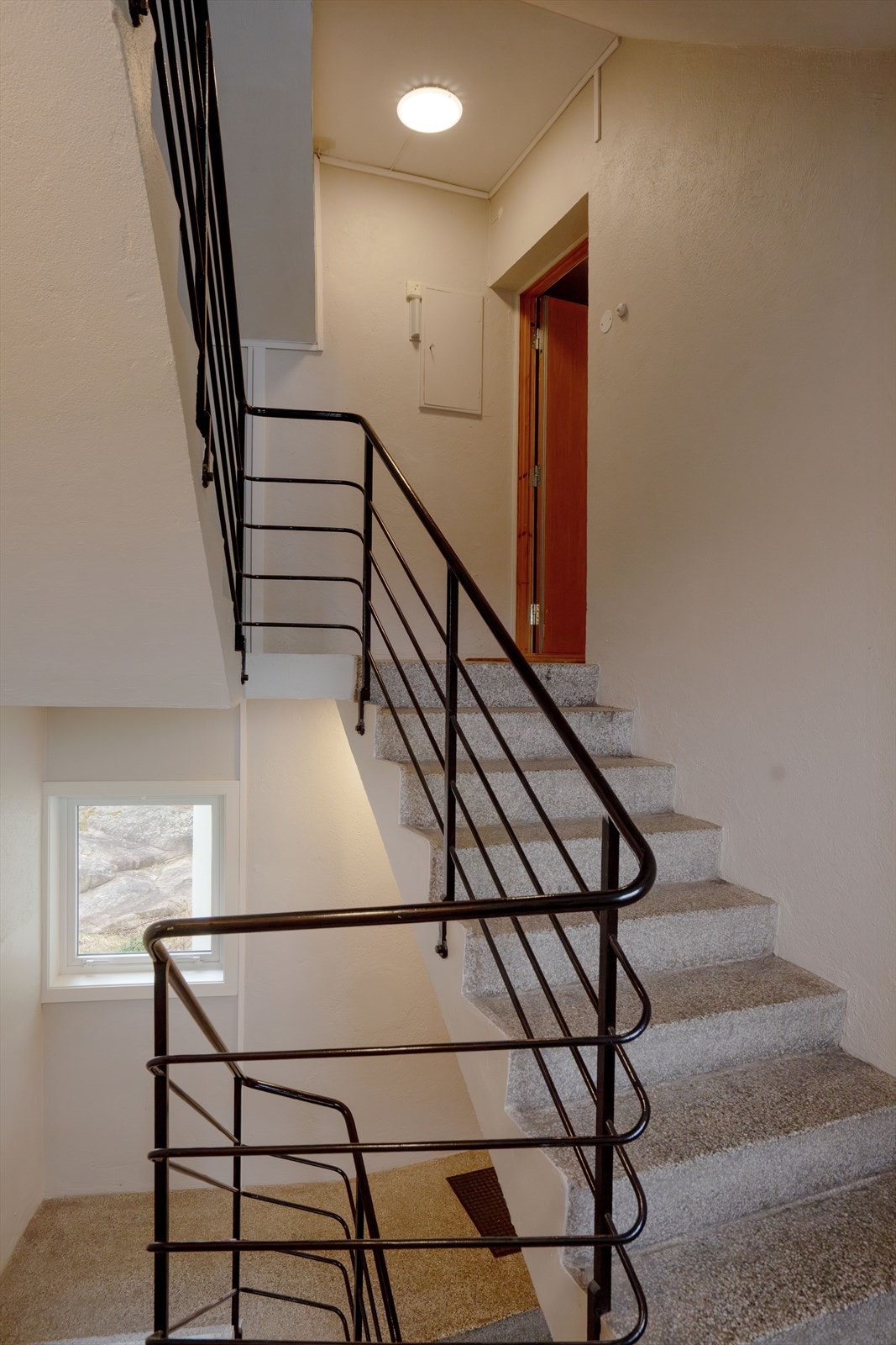 Felles trappeoppgang med terrazzo-belegg i trinnene. Galleribilde