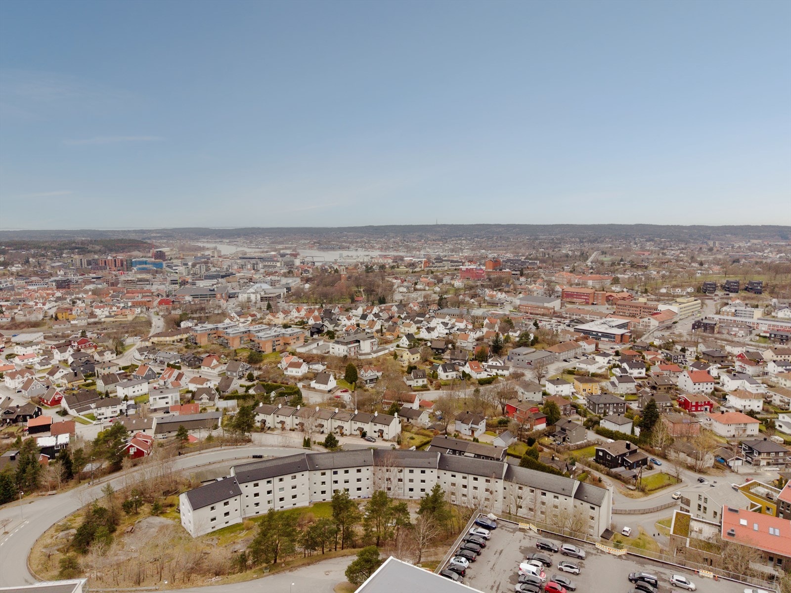 Leiligheten har en attraktiv beliggenhet på Kringsjå, et rolig og etablert boligområde med kort vei til Fredrikstad sentrum. Galleribilde