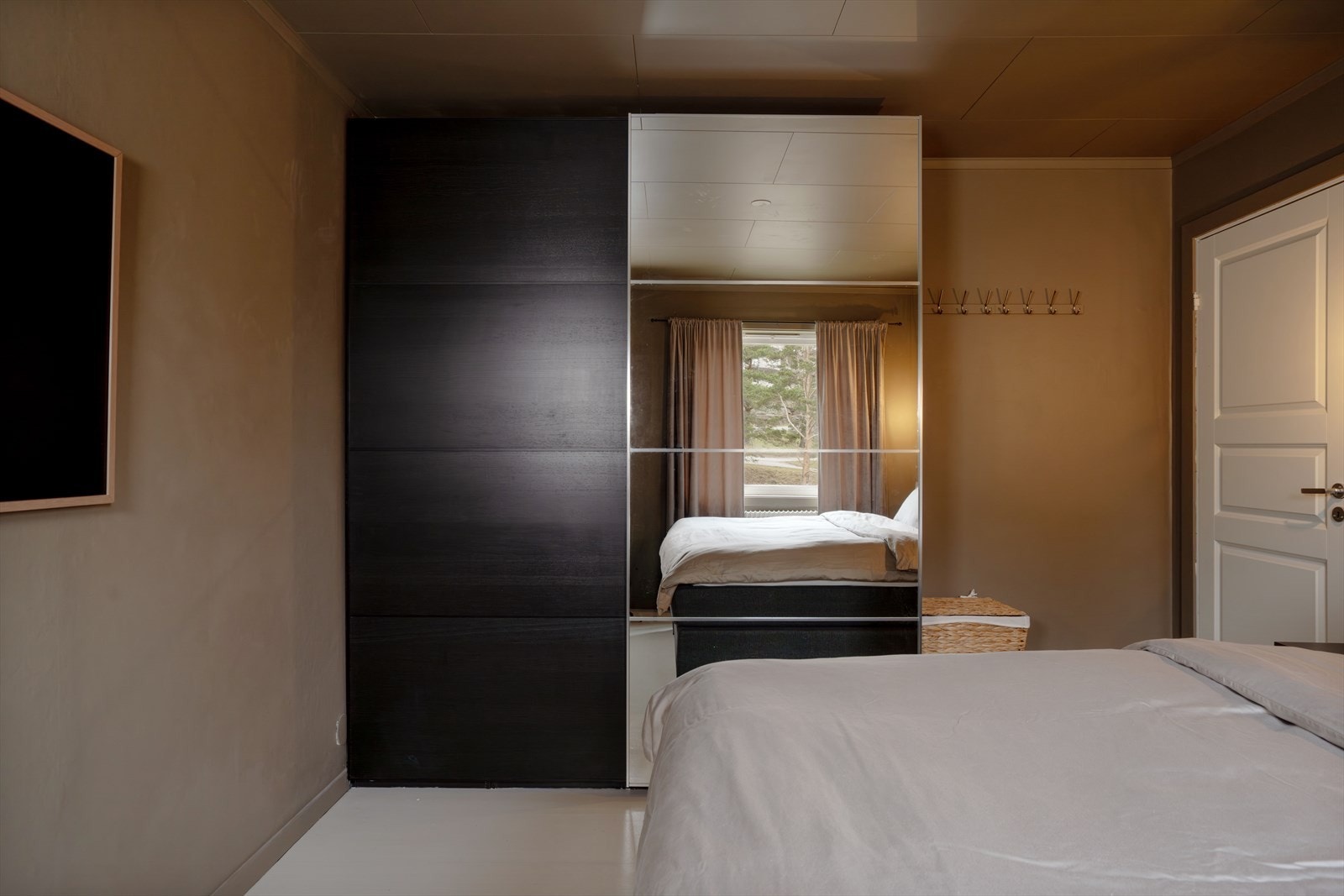 En stor skyvedørsgarderobe gir rikelig med oppbevaringsplass. Galleribilde