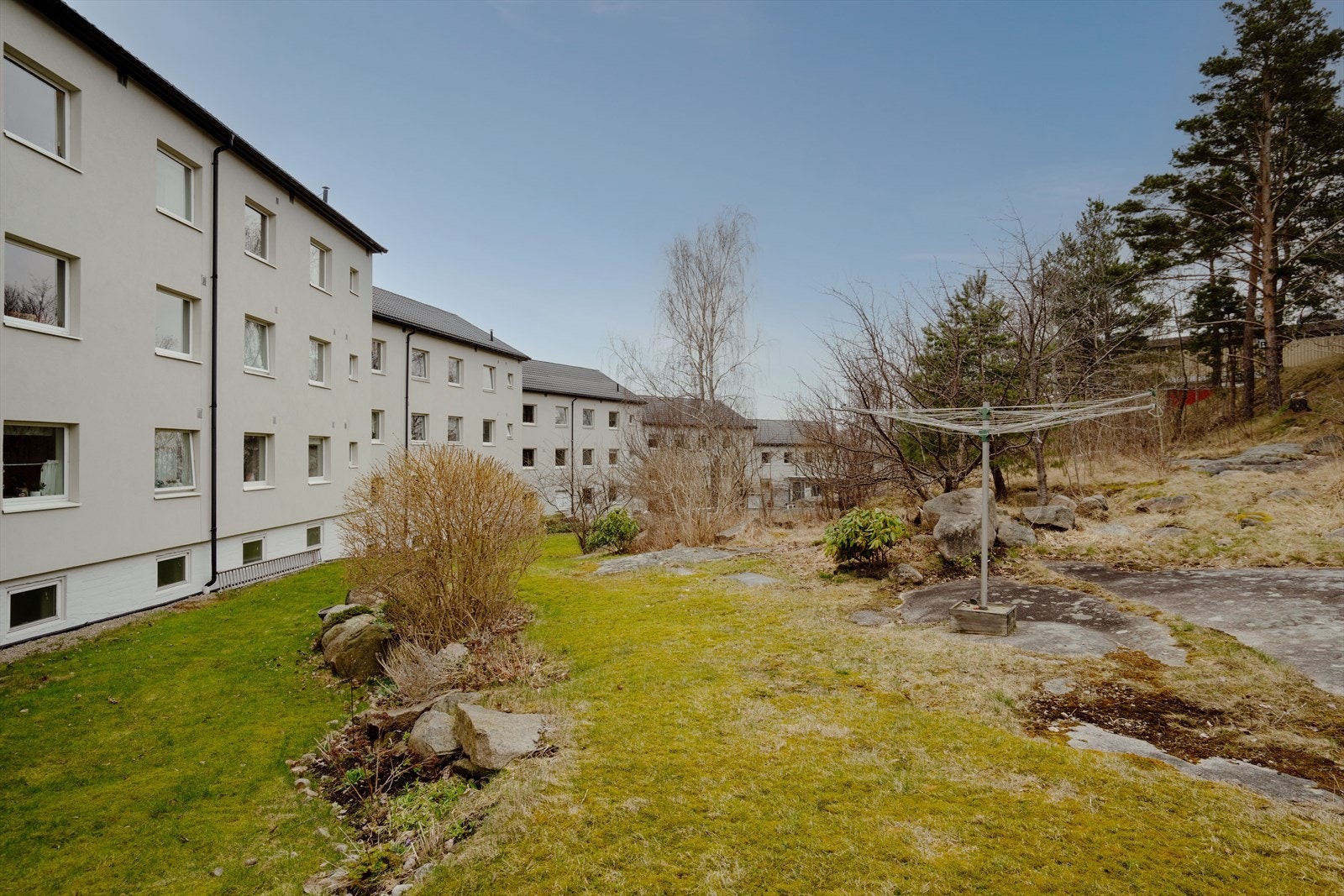 Borettslaget har velholdte uteområder med plen og beplantning. Galleribilde