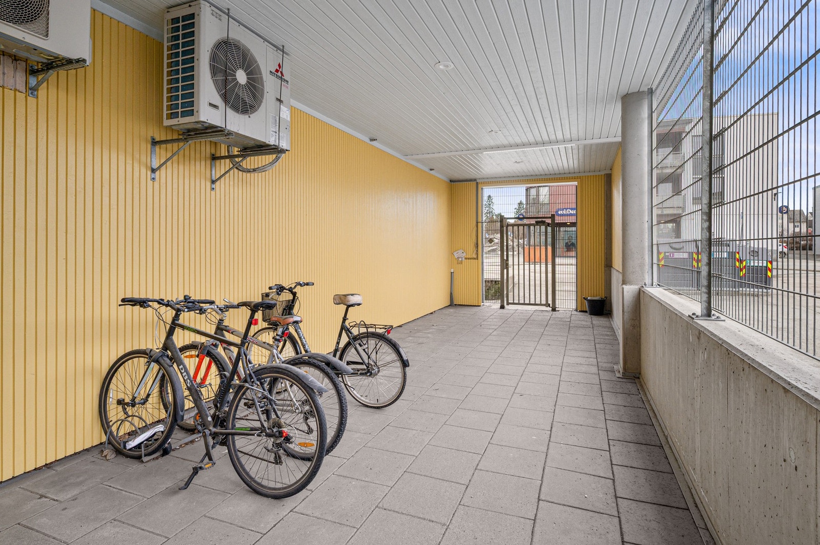 Inngangsparti med sykkelparkering. Galleribilde