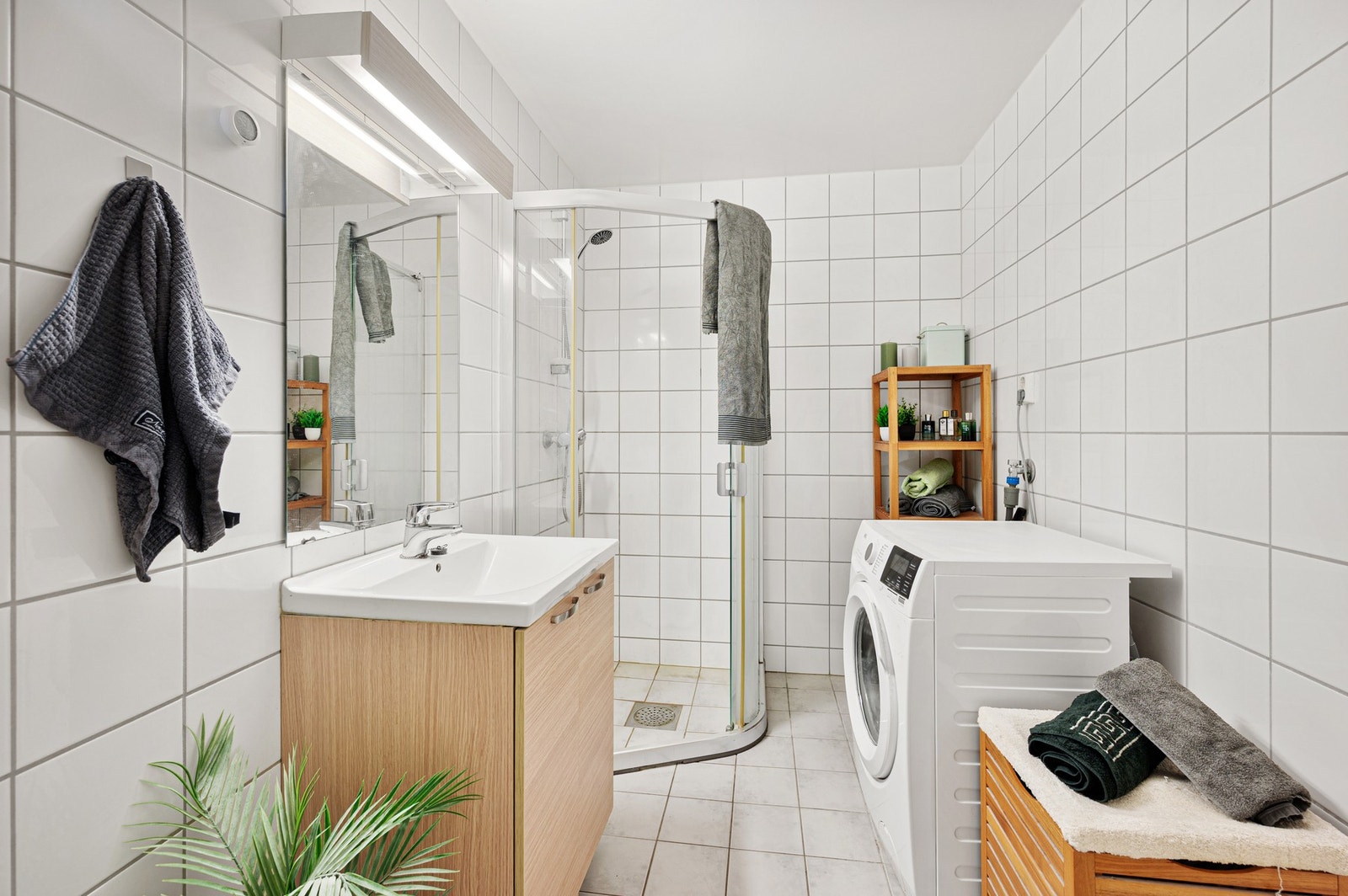 Badet er fra byggeår med flis på gulv og vegger. Det er opplegg for vaskemaskin på badet. Galleribilde