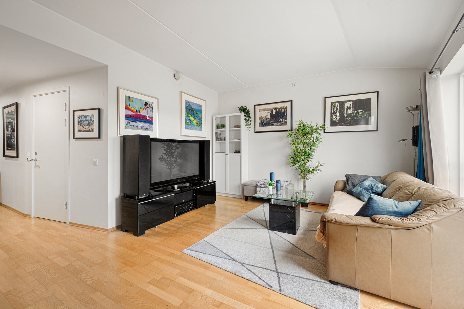 Det er god plass til ønsket møblement på stue. Galleribilde