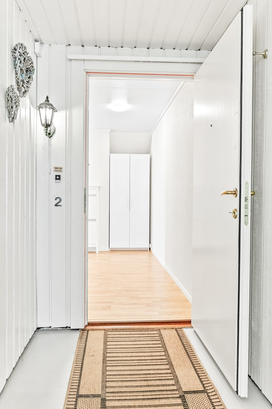 Inngangsparti har svalgang fra heis, slik at man kan gå tørrskodd hele veien. Galleribilde