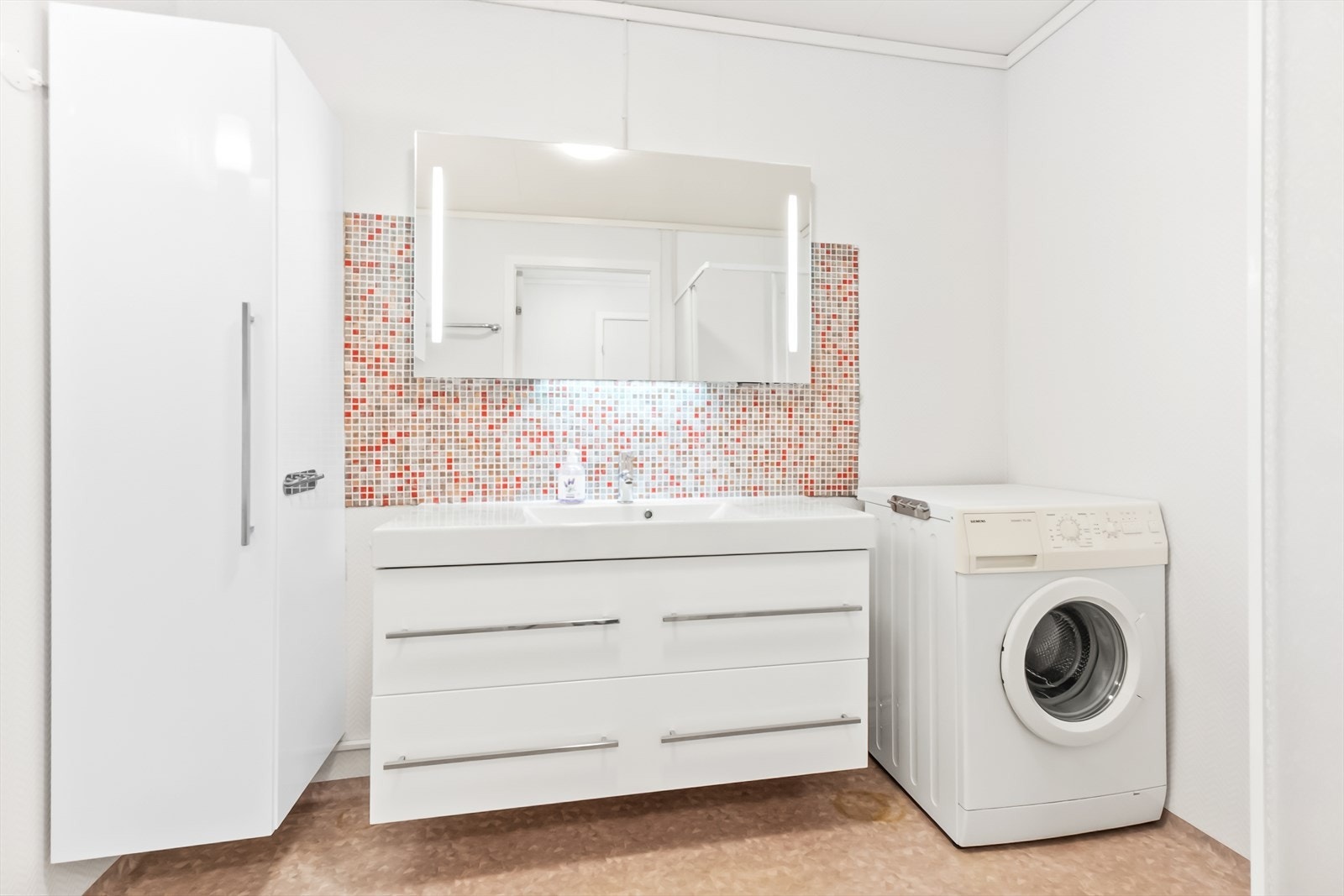Badet har nyere innredning med gode oppbevaringsmuligheter. Galleribilde