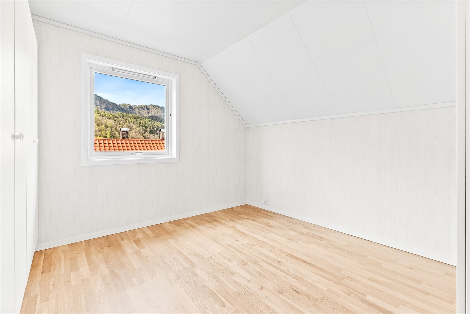 Hovedsoverom har stor garderobeløsning. Galleribilde