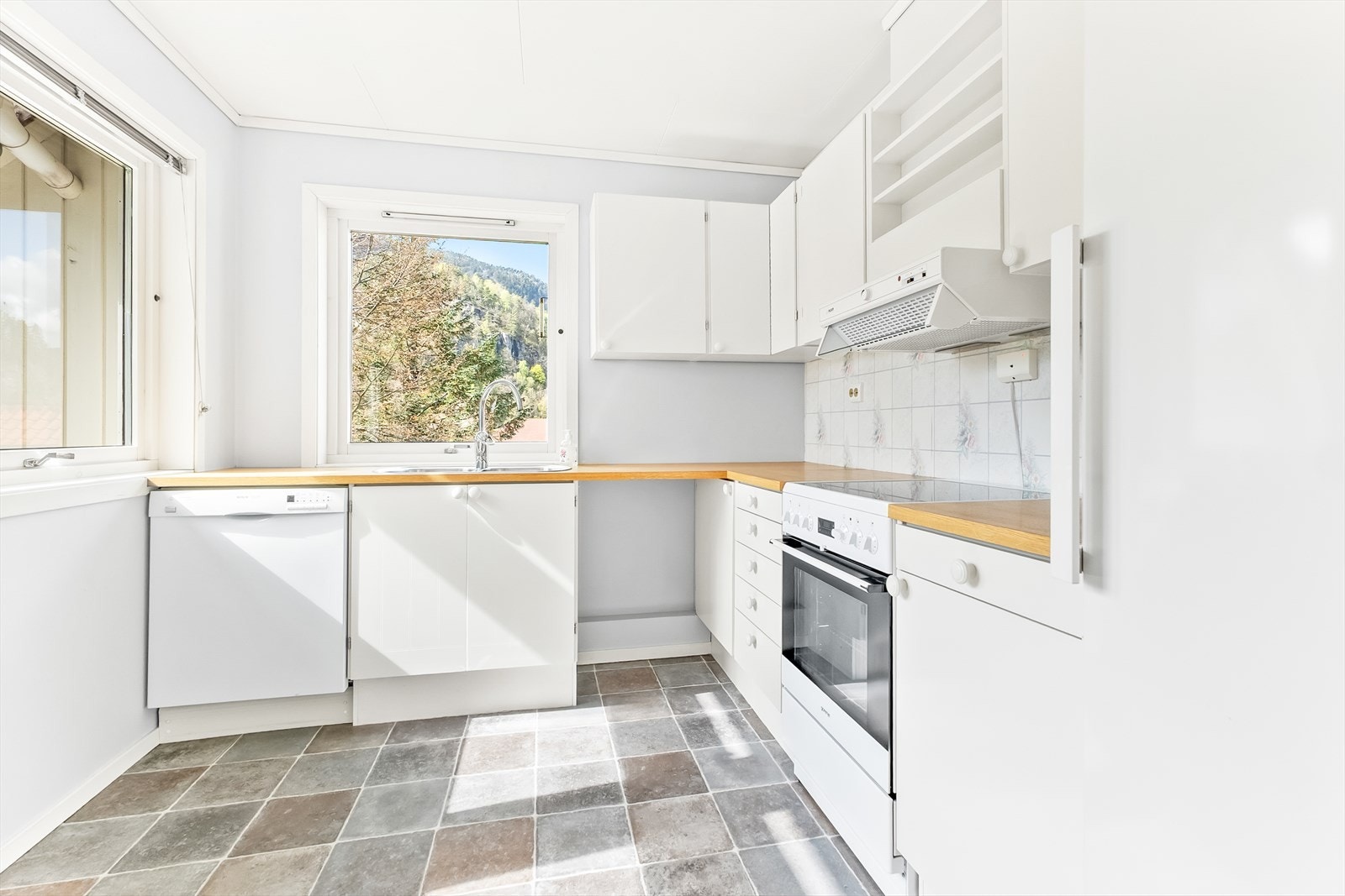 Kjøkkenet ligger også i front og har godt med dagslys inn. Galleribilde
