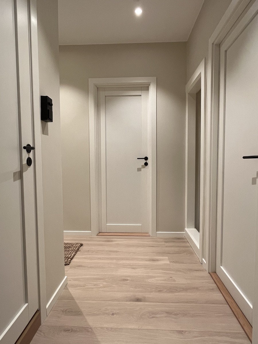 Velkommen inn! Fra entréen er det tilgang til bad, begge soverommene, stue og kjøkken. Downlights i tak Galleribilde