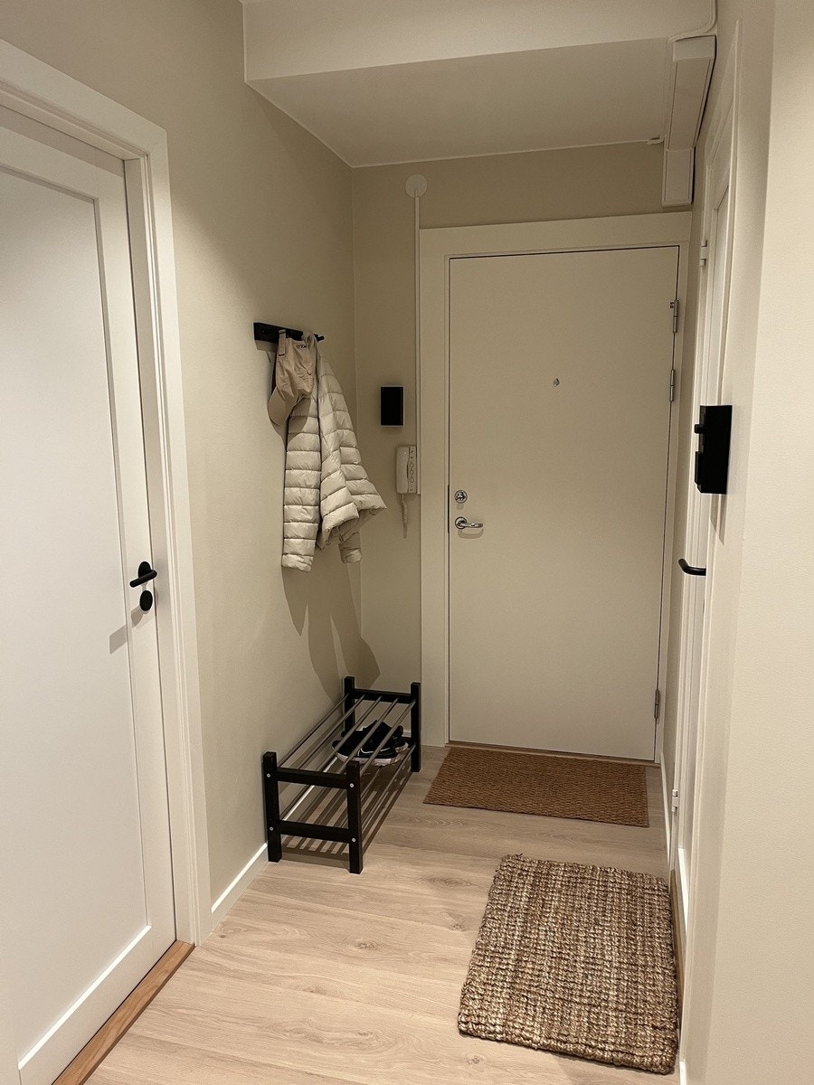 Entré med plass til å henge fra seg yttertøy og sko Galleribilde