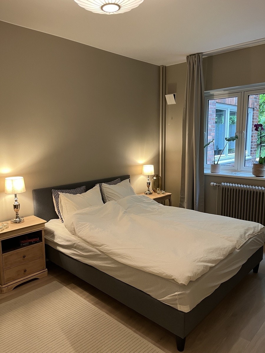 Hovedsoverommet er stort og har en komfortabel 160cm seng Galleribilde
