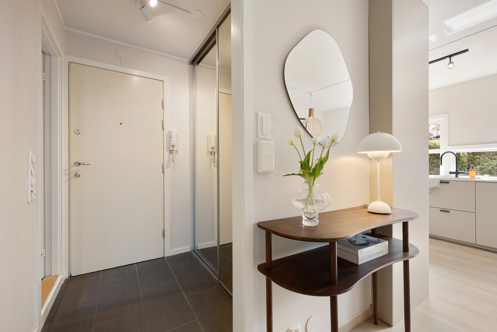 Entréen gir et stilrent og innbydende førsteinntrykk av boligen. Her er det gulvvarme, samt en praktisk skyvedørsgarderobe. Galleribilde