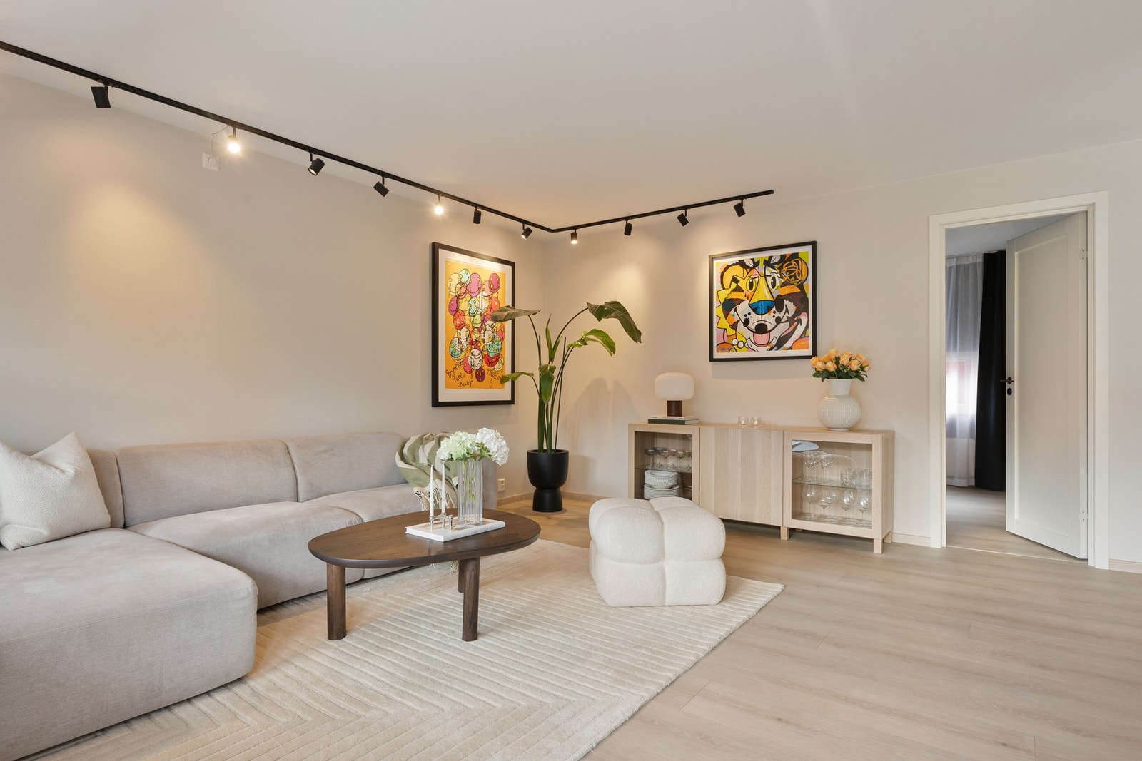 Boligen ble betydelig oppgradert i 2023 med b.la. nye gulv, listverk og overflater. Det er også installert Philips Hue-belysning med app-styring, Galleribilde