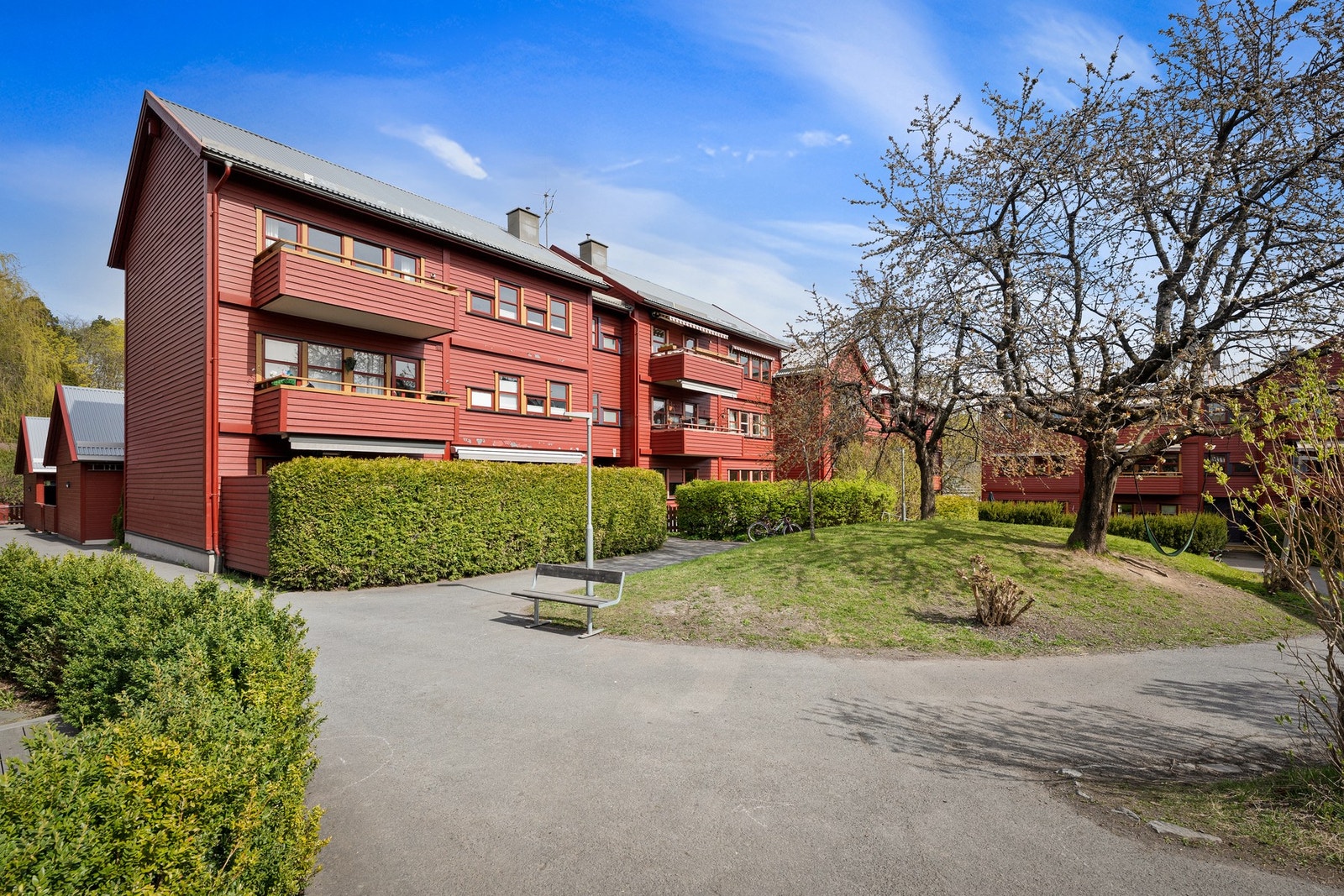 Sameiet byr på en idyllisk, solrik felles tomt som er meget pent opparbeidet. Galleribilde