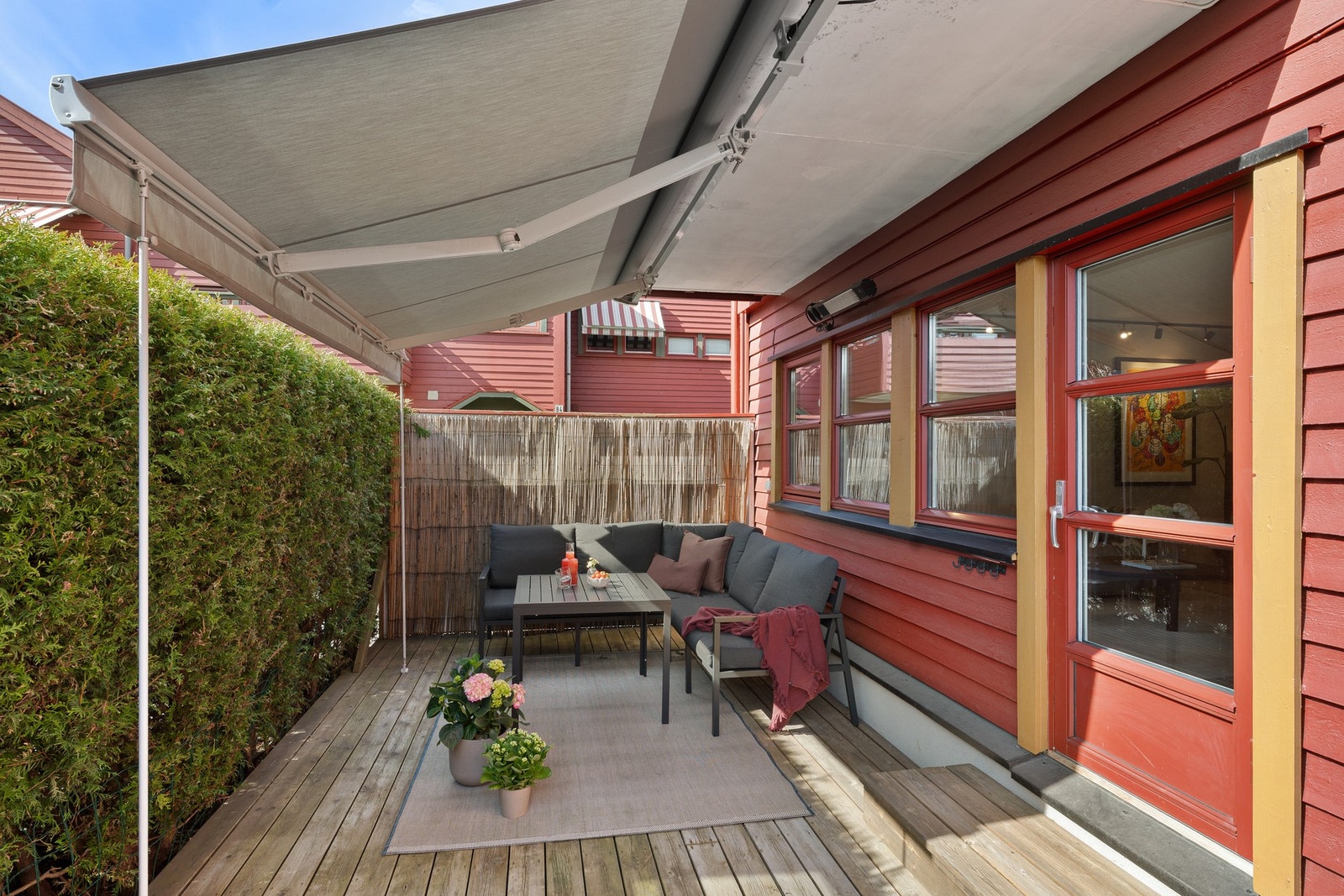 Terrassen har svært gode møbleringsmuligheter med god plass til både loungegruppe, spisebord og grill. Galleribilde