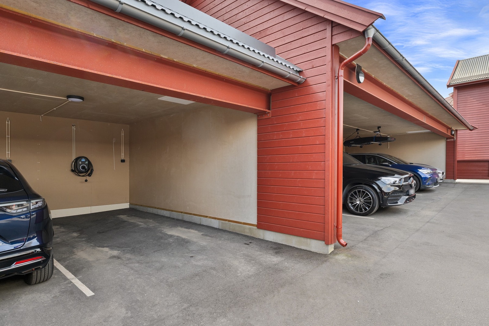 Med leiligheten følger en parkeringsplass i carportanlegg, med elbil-lader. Galleribilde
