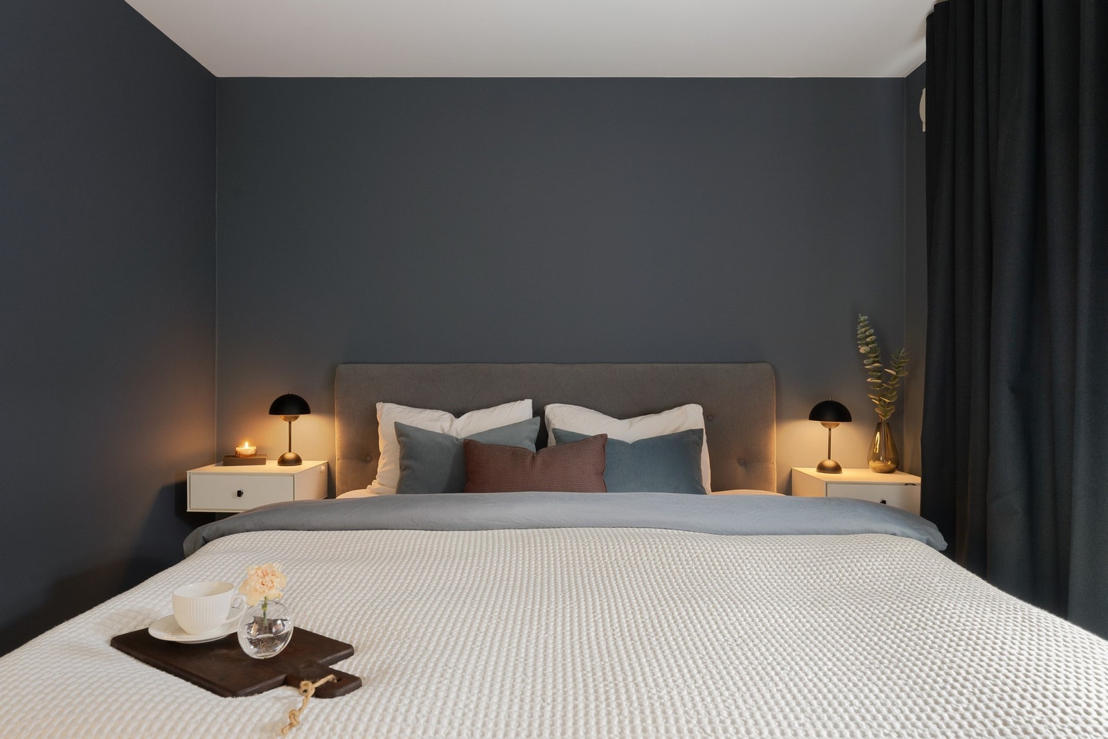 Soverommet har god plass til dobbeltseng med tilhørende møblement. Galleribilde