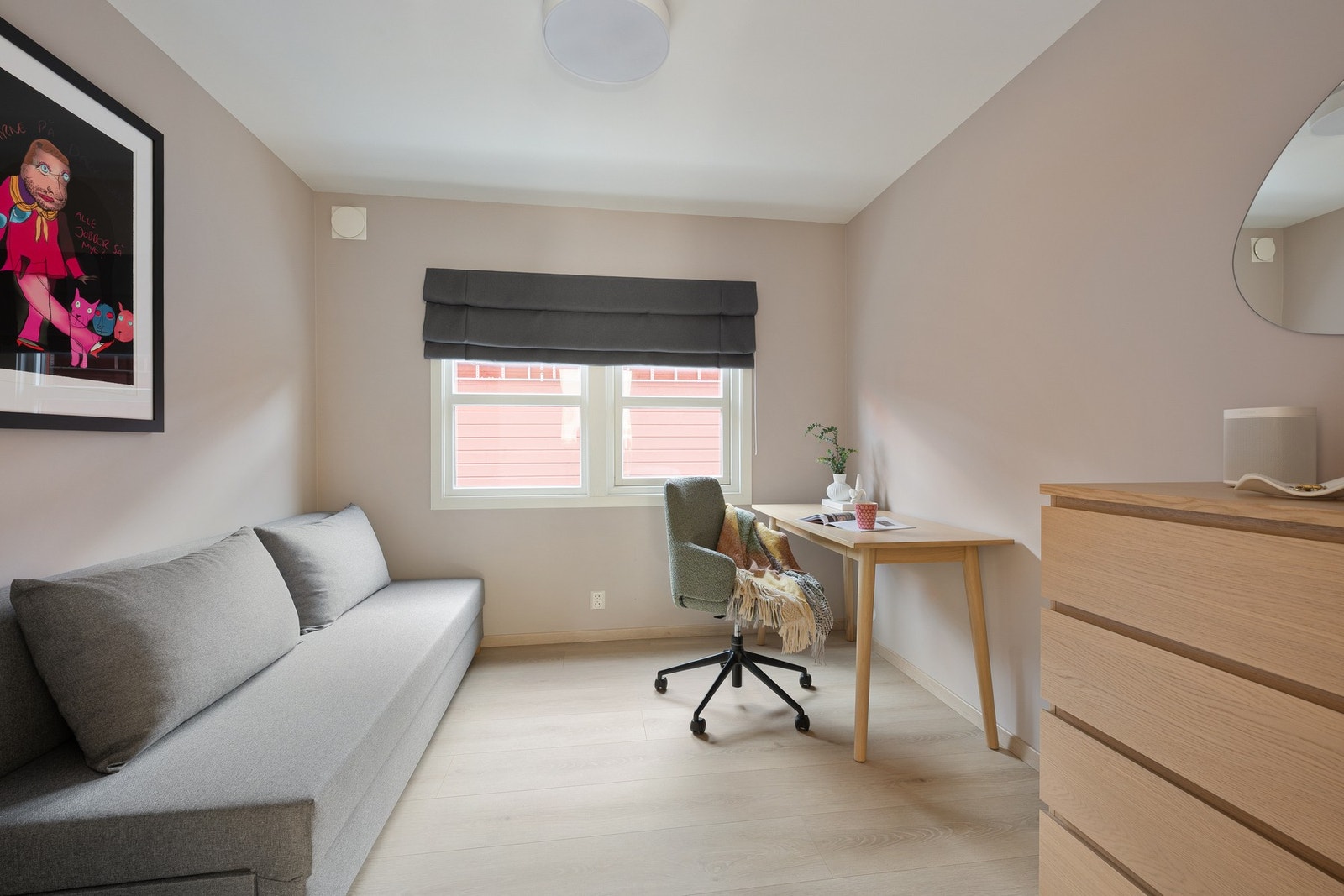 Soverom 2 er et lyst og allsidig rom med fine bruksmuligheter, enten som barnerom, gjesterom, hjemmekontor eller kombinert kontor-/soverom slik det benyttes i dag. Galleribilde
