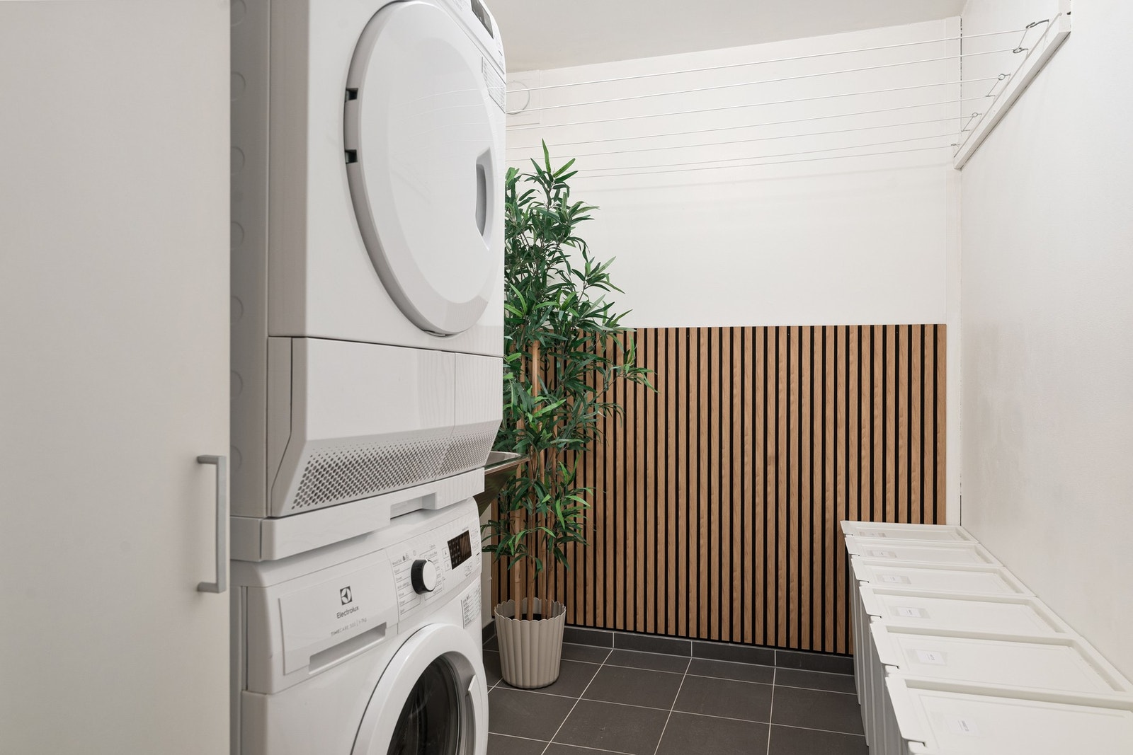 Leiligheten disponerer et privat vaskerom rett under leiligheten på ca. 5 kvm. Rommet er innredet med opplegg for vaskemaskin og tørketrommel, utslagsvask samt gode oppbevaringsmuligheter. Galleribilde