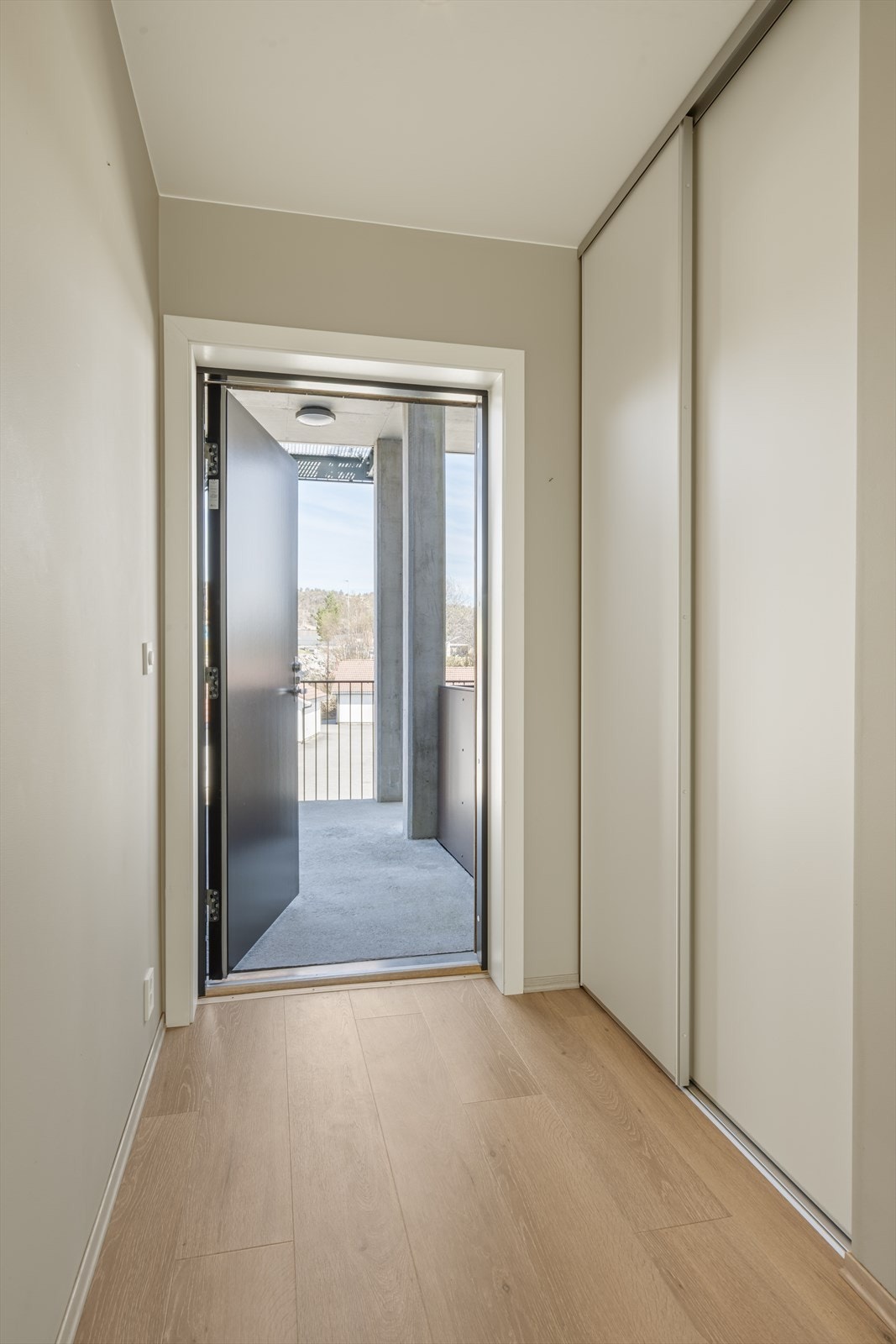 Lys entre med skyvedørsgarderobe til oppbevaring av ytterklær og sko Galleribilde